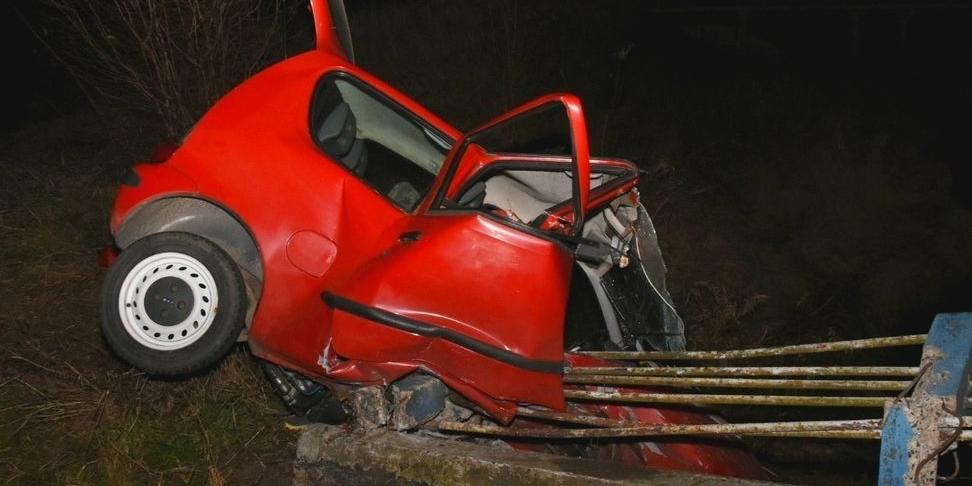 Wypadek seicento na moście. Kierowca w szpitalu
