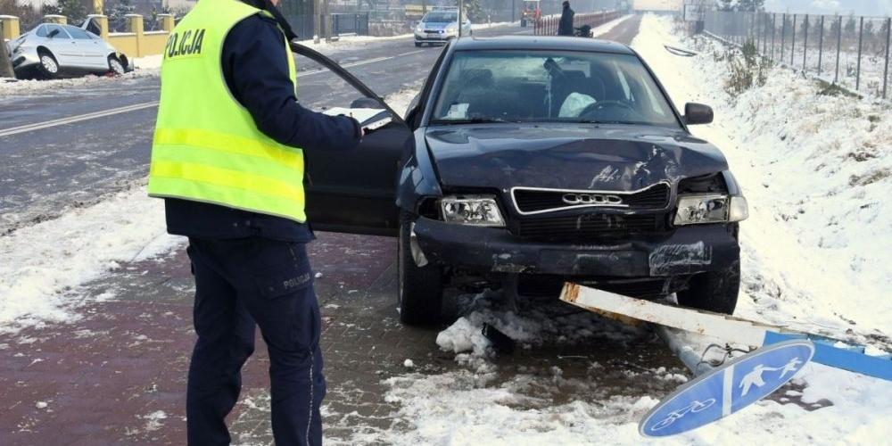 Audi uderzył w citroena. 5 osób przewiezionych do szpitala