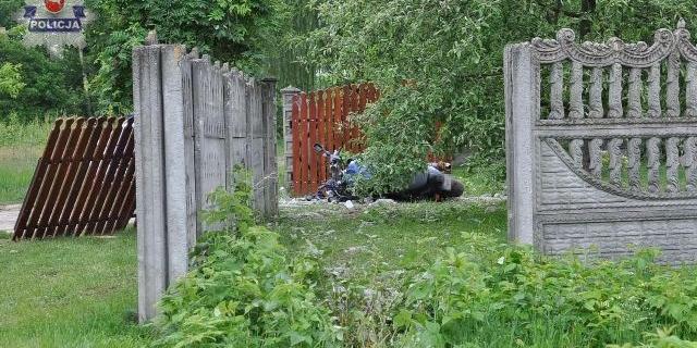 Motocyklem uderzył w betonowy płot
