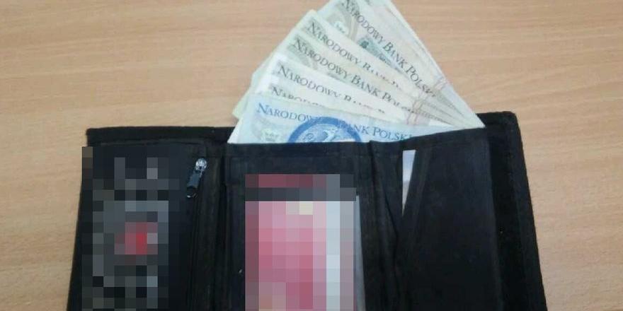 Znalazł portfel i zaniósł na policję