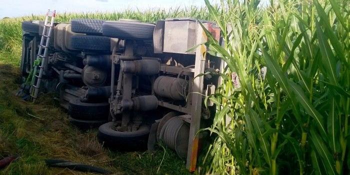 Autocysterna wylądowała w polu kukurydzy