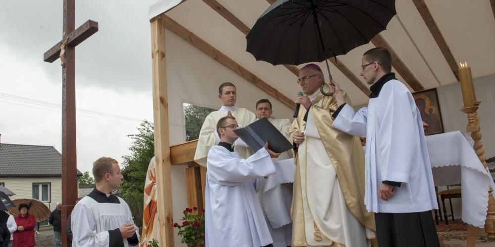 Biskup poświęcił plac pod nowy kościół