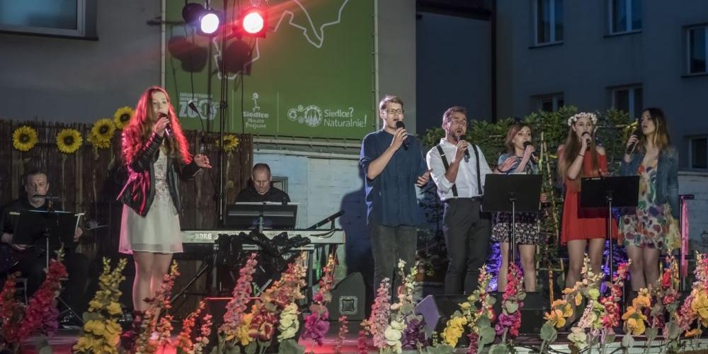 Tak Teatr ES zaśpiewał Siedlcom pod Muralem