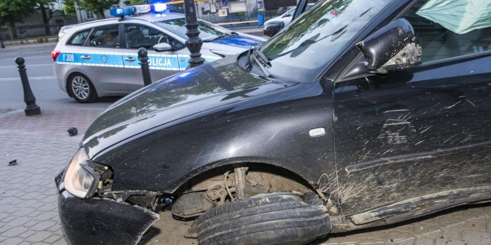 Złodziej chciał rozjechać policjanta. Funkcjonariusz użył broni.