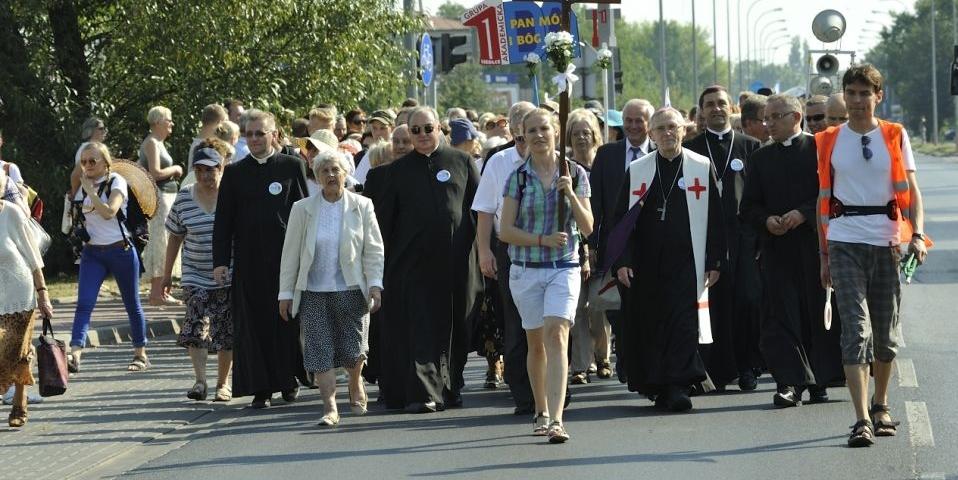 Pątników żegnają tłumy siedlczan