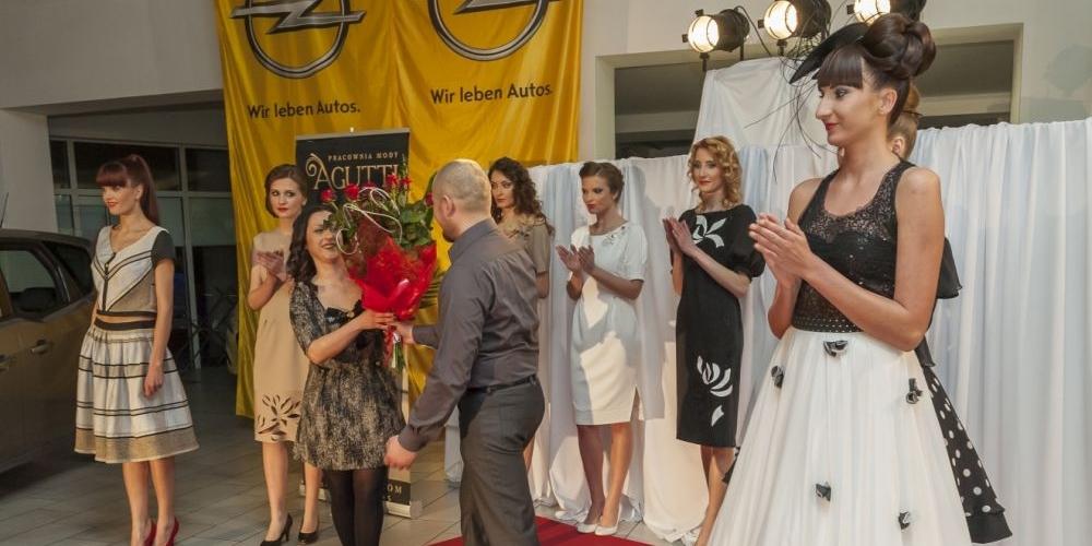 W nowych sukniach wśród samochodów