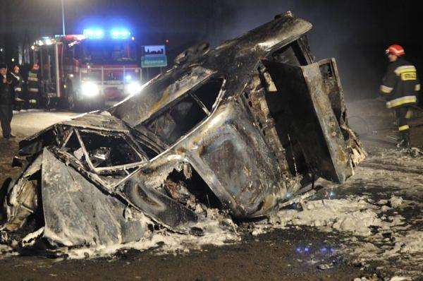 Auto w płomieniach