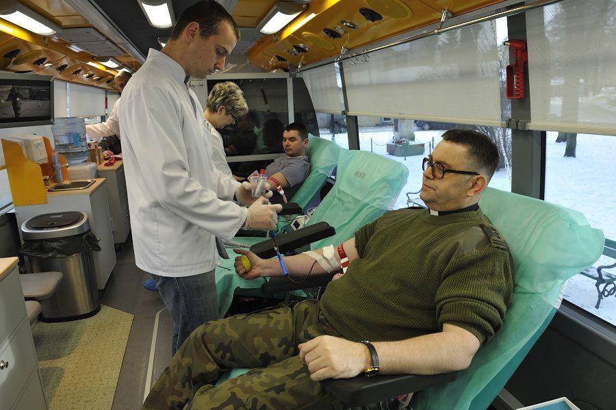 Ambulans czeka na krwiodawców