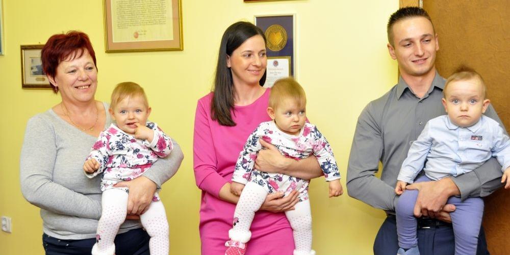 Urodziny trojaczków w biurze rady miasta