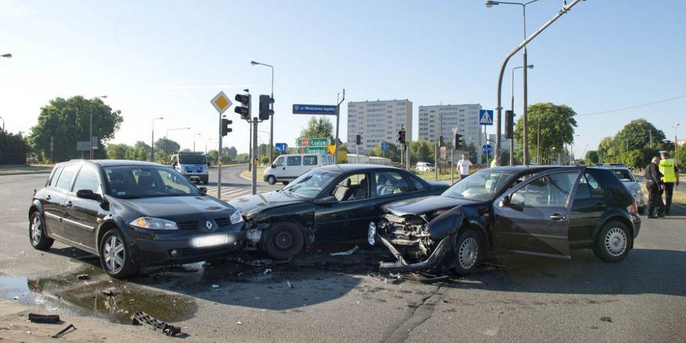 Jedna osoba ranna, trzy samochody uszkodzone.
