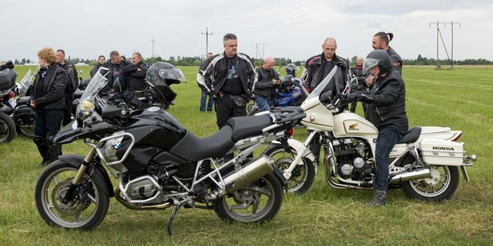 Rajd w rocznicę wizyty Jana Pawła II - jedzie prezydent Siedlec i burmistrz Drohiczyna