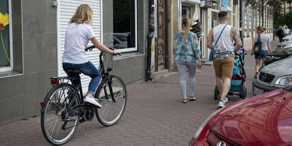 Rowerem po chodniku? Nie wolno!