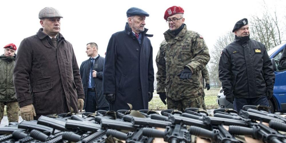 Minister Macierewicz wręczył strzelcom paszporty