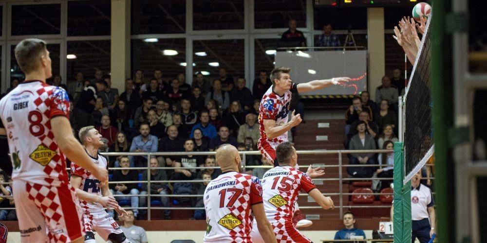 Siatkarze pod ścianą