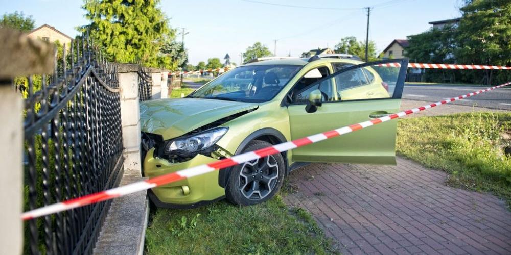 Zasnął i uderzył w ogrodzenie