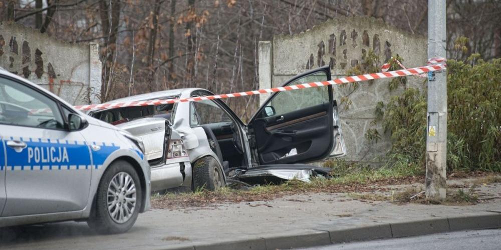 Uderzył w słup i wpadł w ogrodzenie