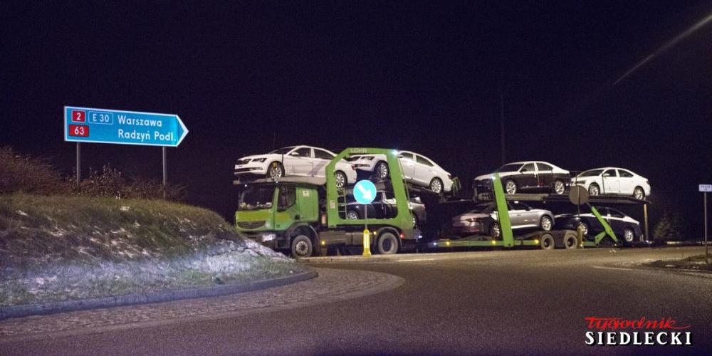 Zablokowany wjazd na rondo w Ujrzanowie AKTUALIZACJA - ruch obwodnicą odbywa się już bez utrudnień.