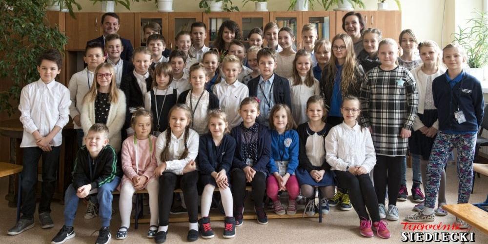 Joanna Różewska z młodymi pasjonatami muzyki