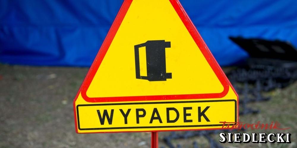 Przewrócił się na łuku drogi
