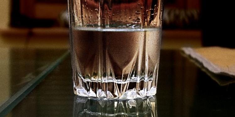 Spada sprzedaż wysokoprocentowych alkoholi