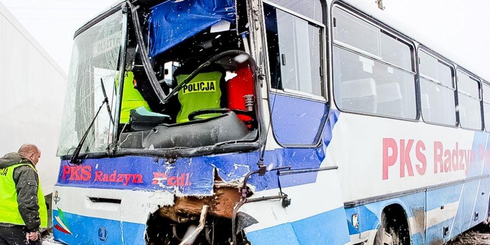 Zderzenie autobusu z samochodem ciężarowym