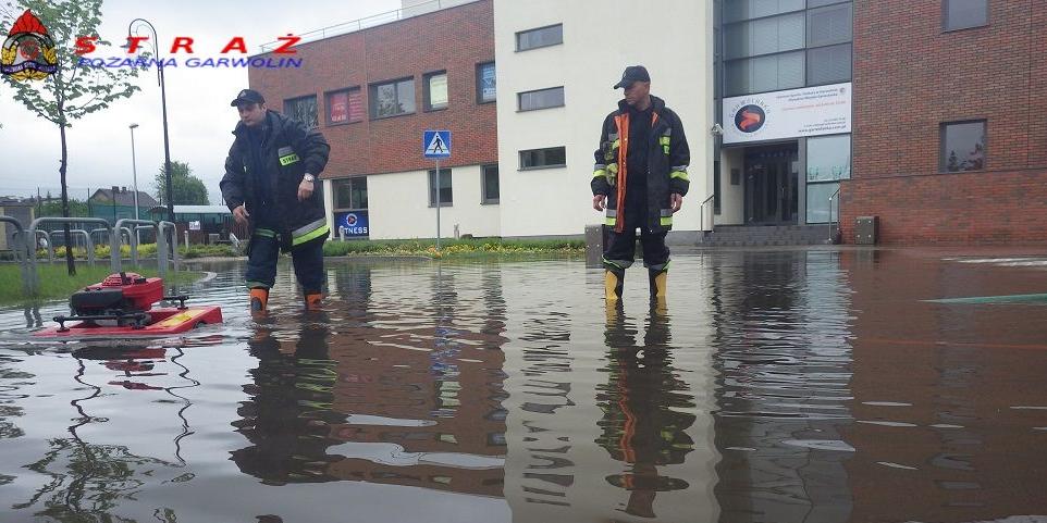 Strażacy w okolicach basenu
