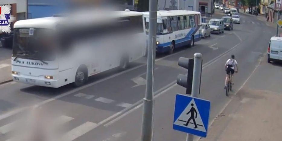 Rowerzysta potrącił pieszą na pasach! (FILM)