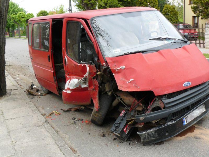 Bus uderzył w drzewo