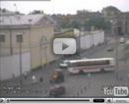 Ciągnikiem w dziewczynkę (wideo)