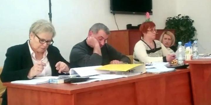 Pompy wykończą wójta?