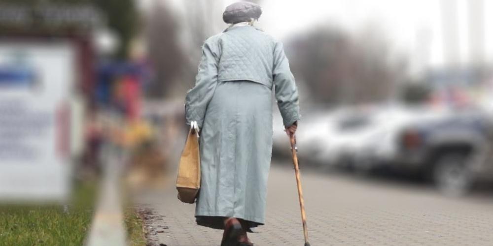 Zostawiła oszustom pieniądze pod ławką