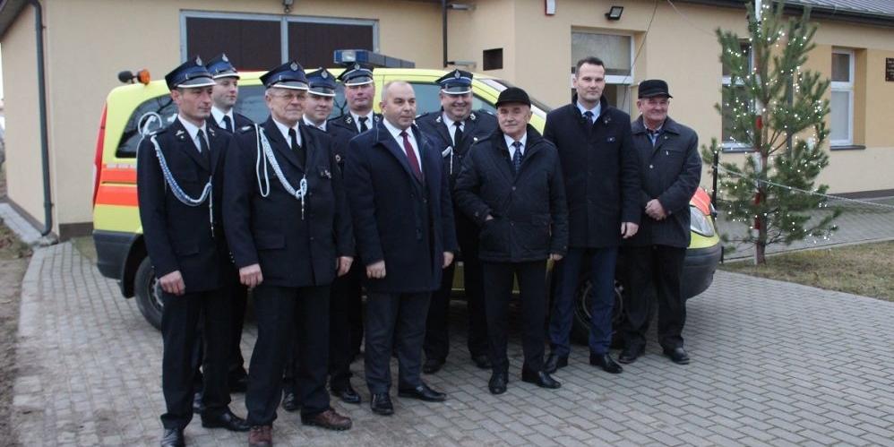 Starostwo przekazało samochód OSP
