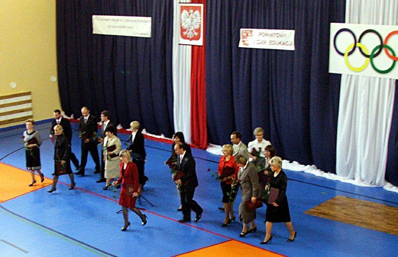 Awanse, nagrody i hala sportowa