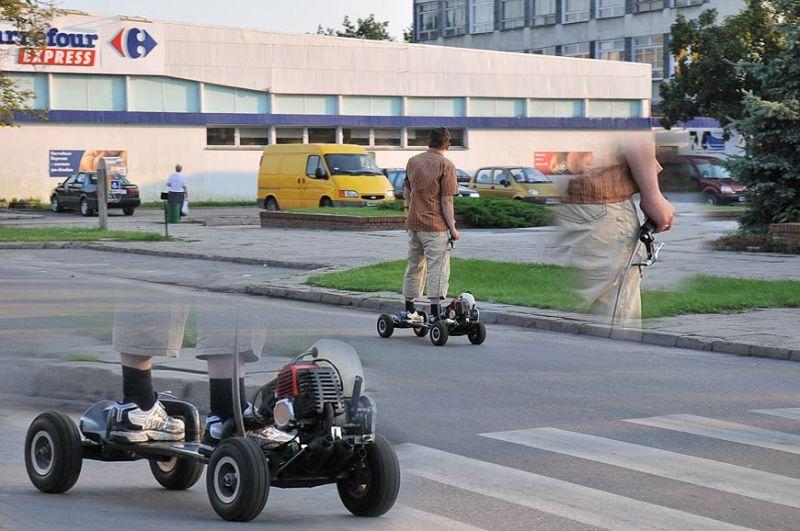 Na deskorolce z napędem spalinowym?