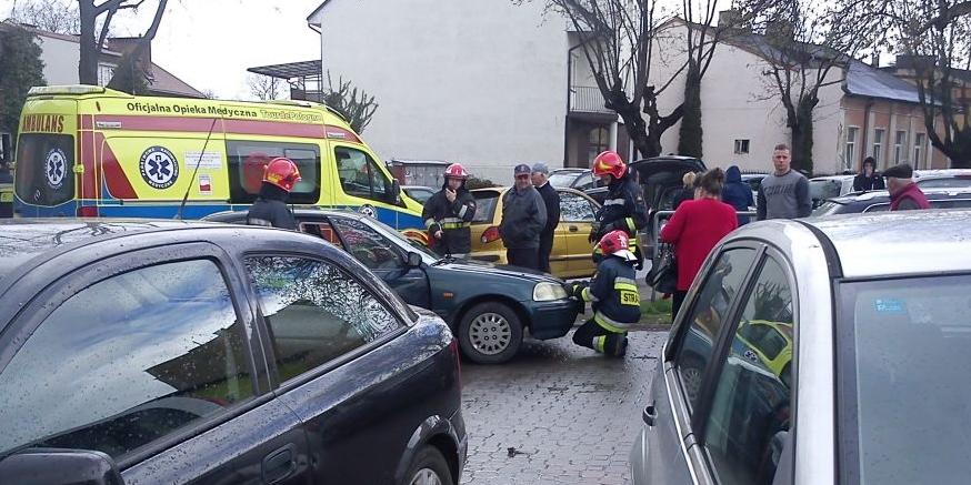 Zderzenie samochodów na parkingu przy Biedronce