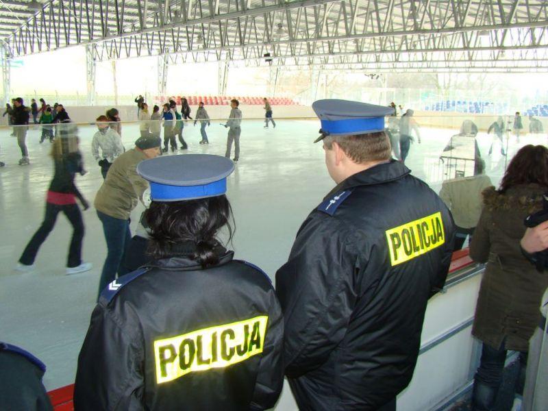 Policjanci na siedleckim lodowisku
