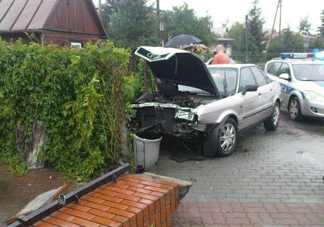 Uderzył w ogrodzenie 