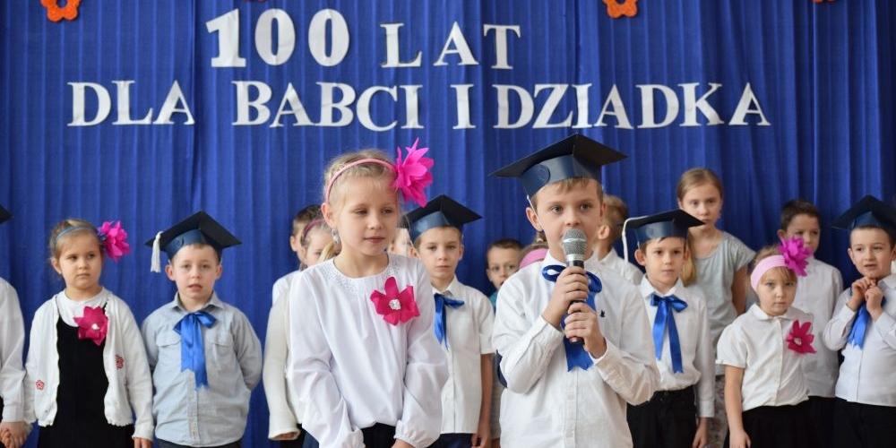 Dzień Babci i Dziadka w Zespole Szkół w Ostrówku