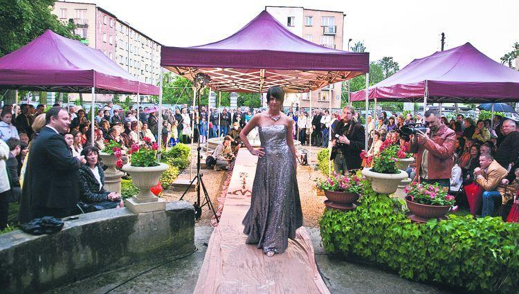 Suknia i biżuteria na aukcji dla zwierząt
