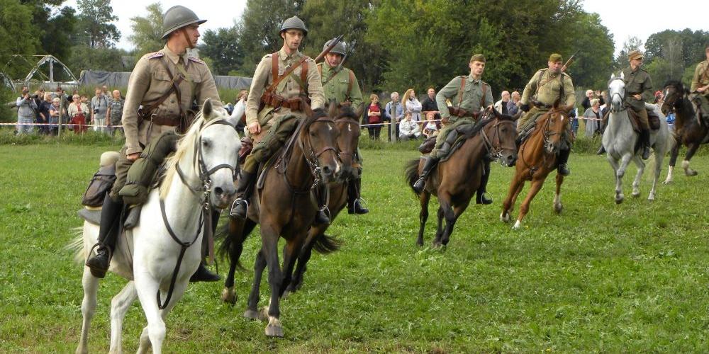 Ułańskie szarże pod zamkiem w Liwie