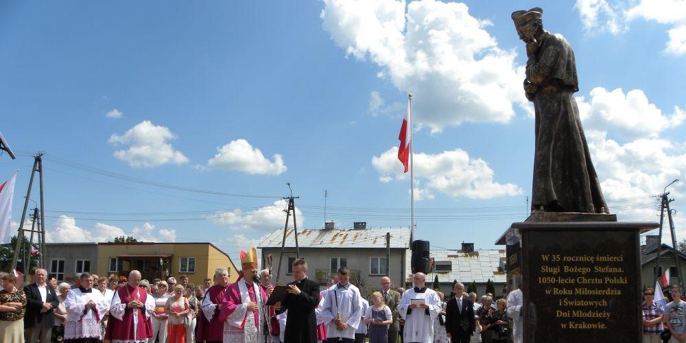 Sadowne: Odsłonięto pomnik prymasa Wyszyńskiego