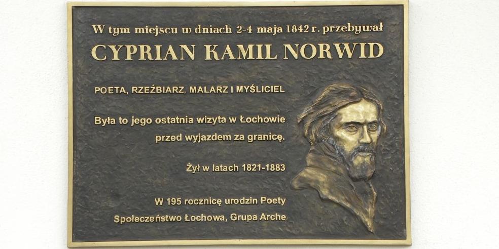 Tablica poświęcona Norwidowi w Łochowie