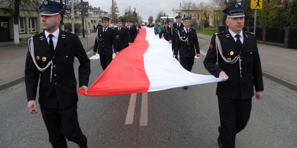 Patrioci nieśli stumetrową flagę