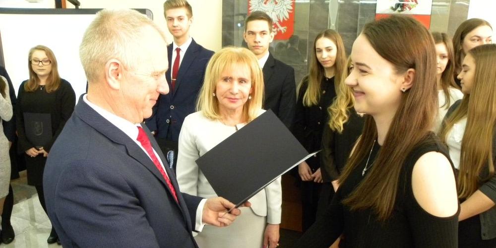 Starosta rozdał stypendia