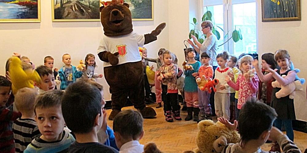 Przedszkolaki na misiowych urodzinach