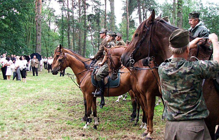 Na cmentarz wojskowy przybyła kawaleria