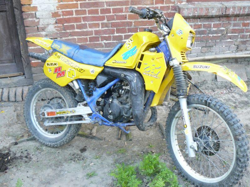 Motocyklem w ścianę domu
