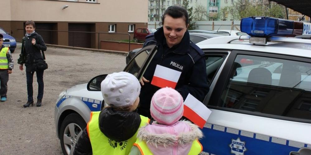 Wiewiórki z flagami na policji