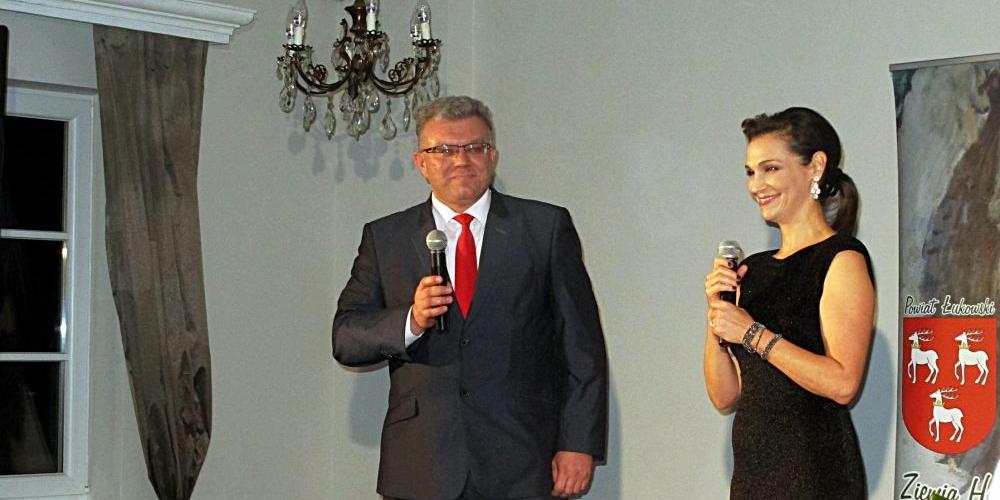 Śpiewająca aktorka, śpiewający sekretarz