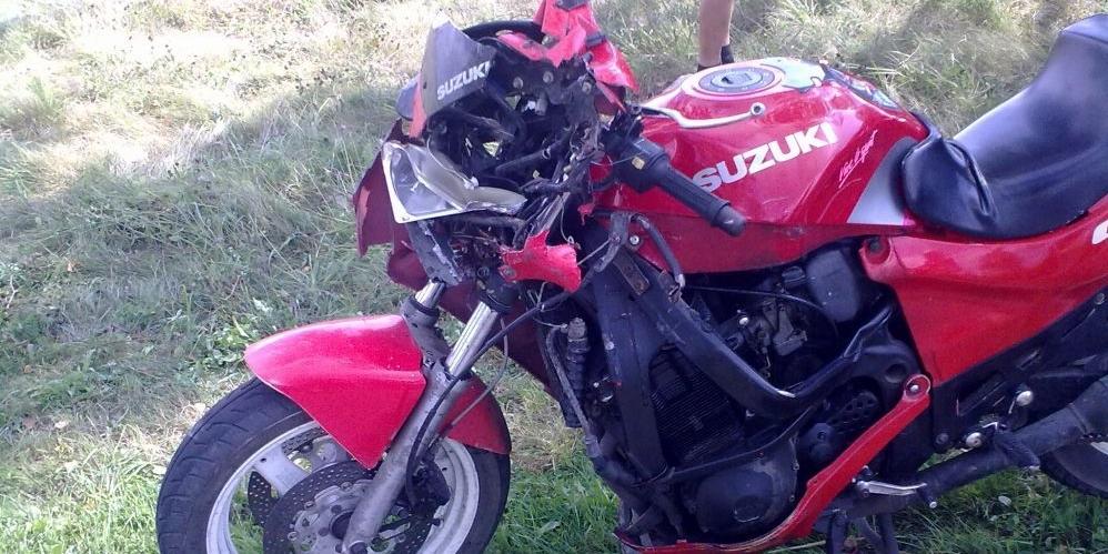 Motocyklista uderzył w ciągnik